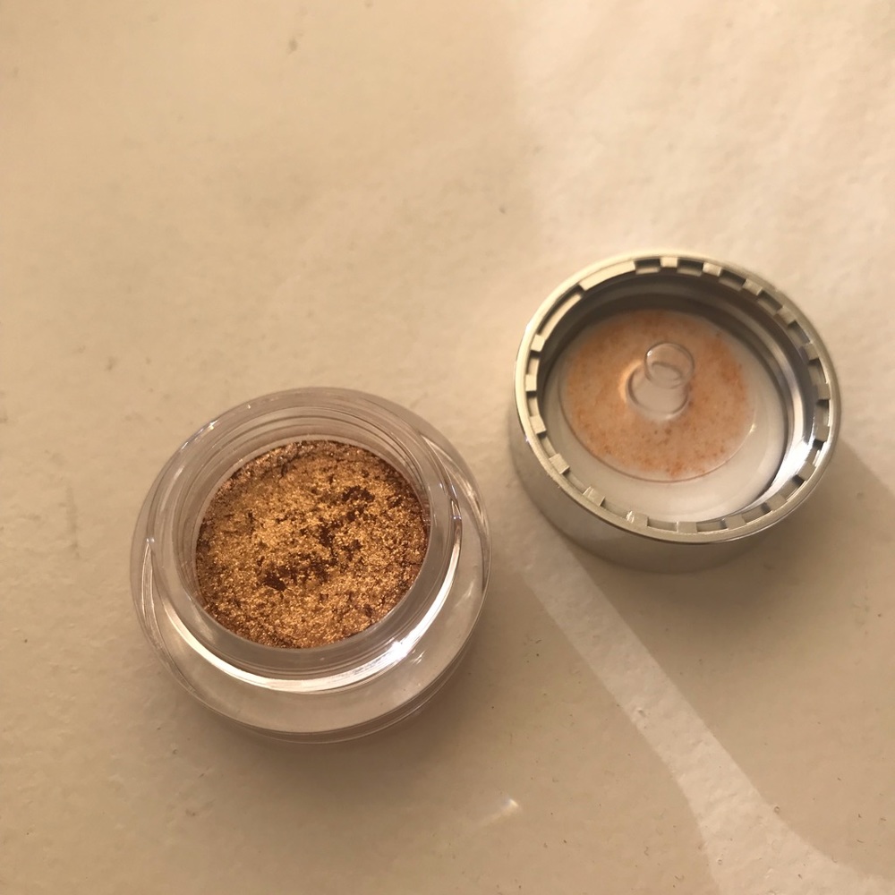 Hourglass Scattered Light eyeshadow in “Foil”